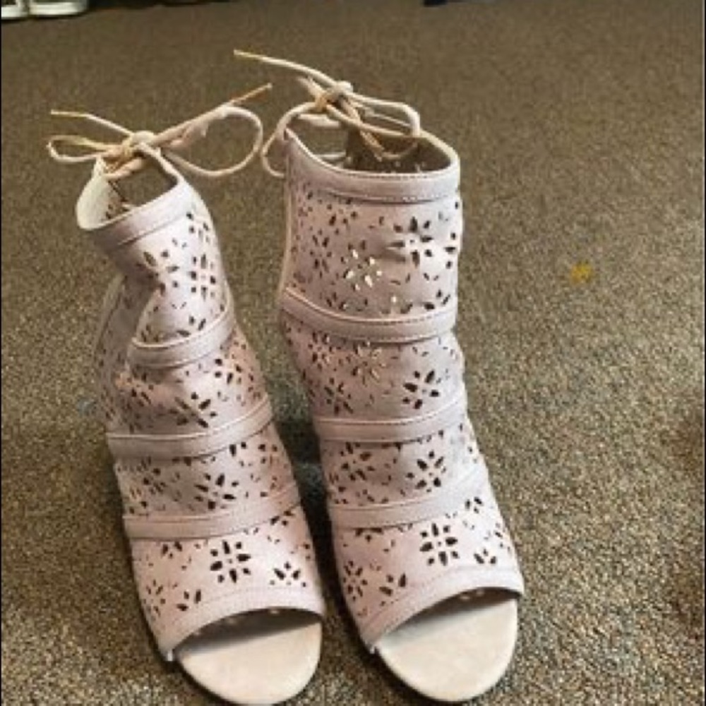 Women’s size 9, pink tie up block heel